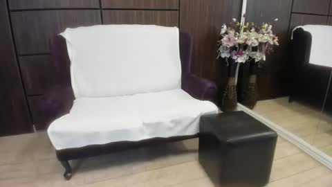 Snapshot of dominna chatting on 10.25.25 Dominna online show from 10.25.25