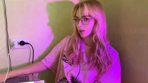 Snapshot of donettastrowbridge chatting on 10.06.25 Karolina online show from 10.06.25