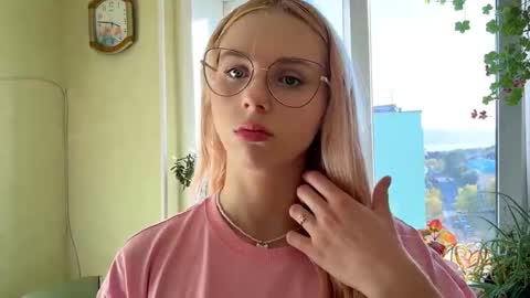 Snapshot of donettastrowbridge chatting on 10.07.25 Karolina online show from 10.07.25