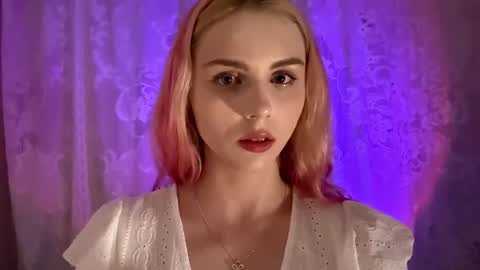 Snapshot of donettastrowbridge chatting on 10.19.25 Karolina online show from 10.19.25