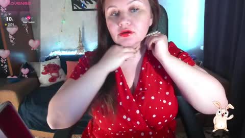 Snapshot of doraross chatting on 04.12.26 Dora online show from 04.12.26