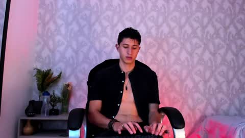 Snapshot of dorian_mystery chatting on 12.28.24 dorian_mystery online show from 12.28.24