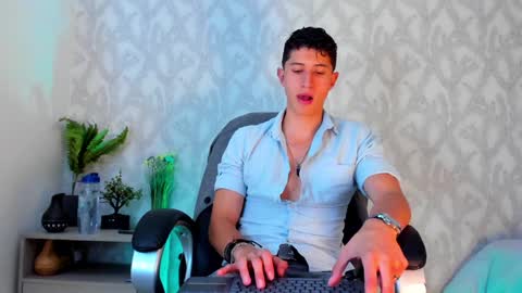 Snapshot of dorian_mystery chatting on 01.29.25 dorian_mystery online show from 01.29.25