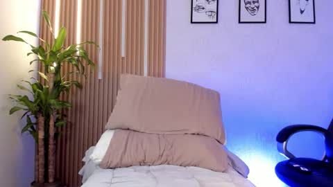 Snapshot of dorian_mystery chatting on 10.18.25 dorian_mystery online show from 10.18.25