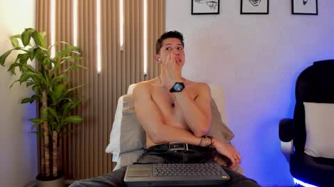 Snapshot of dorian_mystery chatting on 12.17.25 dorian_mystery online show from 12.17.25