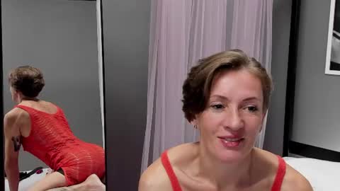 Snapshot of dorothy_meyer chatting on 06.27.26 Dorothy Next stream on Monday at 3am-9am online show from 06.27.26