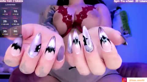 Snapshot of doux_amer chatting on 10.03.25 VickyHelp me to reach 300 thumbs up online show from 10.03.25