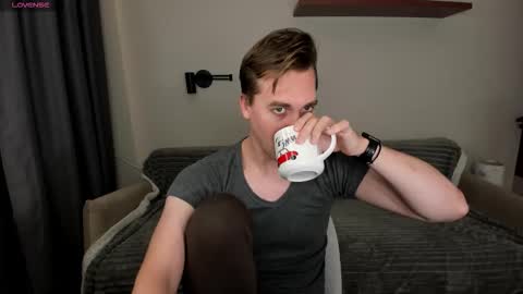 Snapshot of dr_your_dream chatting on 10.25.25 Mervin  online show from 10.25.25