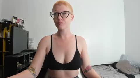 Snapshot of dreagentry chatting on 10.02.25 Your Majesty online show from 10.02.25