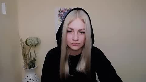 Snapshot of dream_dolly_ chatting on 09.18.25 dream_dolly_ online show from 09.18.25