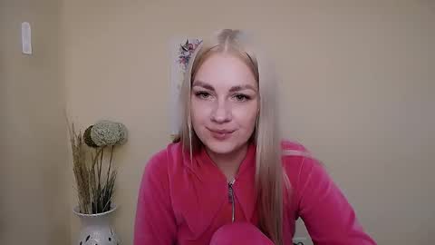 Snapshot of dream_dolly_ chatting on 09.19.25 dream_dolly_ online show from 09.19.25