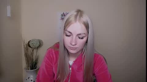 Snapshot of dream_dolly_ chatting on 09.22.25 dream_dolly_ online show from 09.22.25