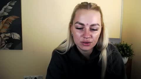 Snapshot of dream_dolly_ chatting on 10.17.25 dream_dolly_ online show from 10.17.25