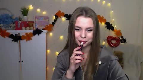 Snapshot of dream_mari chatting on 10.15.25 Mari online show from 10.15.25