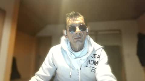 Snapshot of dreambob chatting on 10.28.25 Dreambob online show from 10.28.25