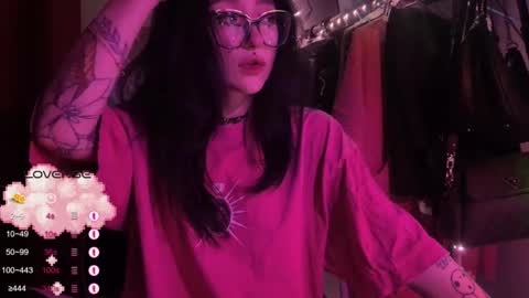 Snapshot of drillhouse_ chatting on 12.16.25 Tara Sonny online show from 12.16.25