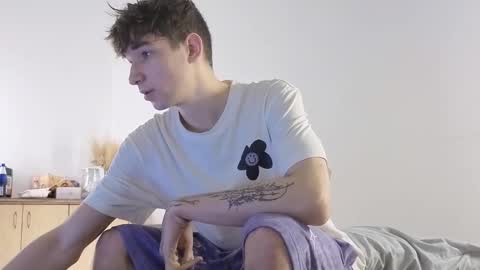 Snapshot of drinklinov chatting on 12.21.25 Mark online show from 12.21.25