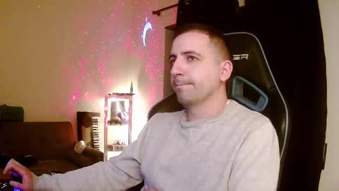 Snapshot of droooooones chatting on 03.08.25 droooooones online show from 03.08.25