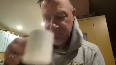 Snapshot of dudeinnh chatting on 09.18.25 Steve online show from 09.18.25