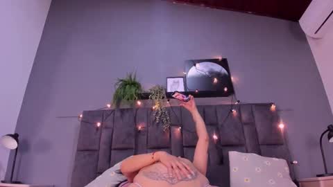 DULCE AURORA online show from 11.04.25