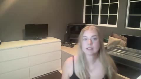 Snapshot of dumbblondexoxo chatting on 12.12.24 dumbblondexoxo online show from 12.12.24