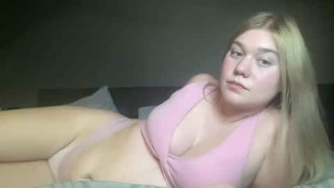 Snapshot of dumbblondexoxo chatting on 12.14.24 dumbblondexoxo online show from 12.14.24