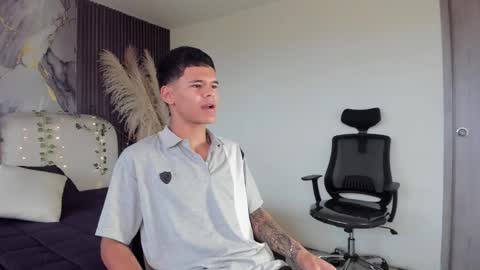 Snapshot of dylanroyce_ chatting on 02.25.26 dylanroyce_ online show from 02.25.26