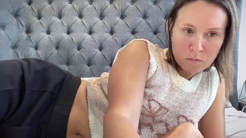 Nadia Ferreira  online show from 10.15.25