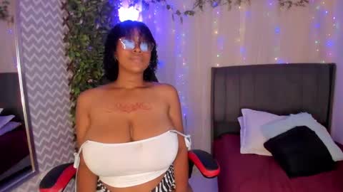 Snapshot of ebony_colombian chatting on 12.17.24 Andrea online show from 12.17.24