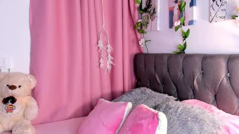 Snapshot of ebony_curly2 chatting on 11.17.25 isa online show from 11.17.25