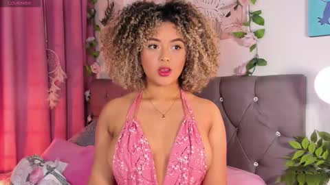 Snapshot of ebony_curly2 chatting on 03.06.26 isa online show from 03.06.26