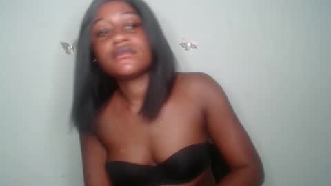 Snapshot of ebony_fatass chatting on 10.01.25 Ella online show from 10.01.25