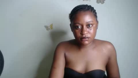 Snapshot of ebony_fatass chatting on 10.25.25 Ella online show from 10.25.25