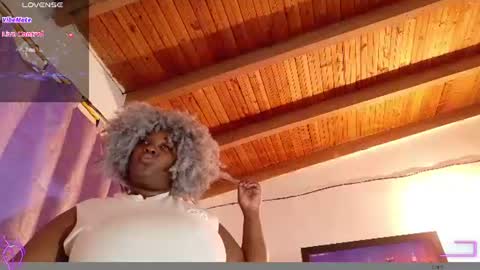 Snapshot of ebony_neighbormoans chatting on 06.17.26 LINA online show from 06.17.26