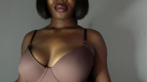 Snapshot of ebony_pussy98 chatting on 04.29.26 delilah online show from 04.29.26