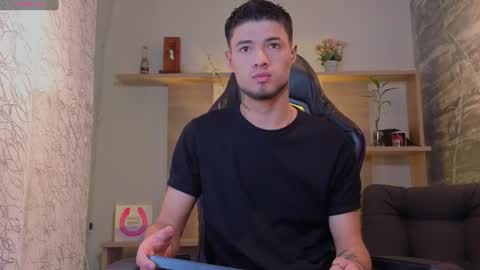 Snapshot of edwardross_ chatting on 07.17.26 Edward Ross online show from 07.17.26
