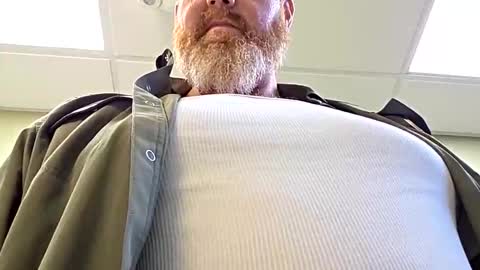 Snapshot of edyja chatting on 10.28.25 Eddya online show from 10.28.25