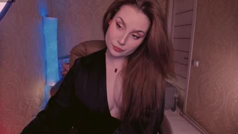 Snapshot of eesmaaarr chatting on 10.28.25 eesmaaarr online show from 10.28.25