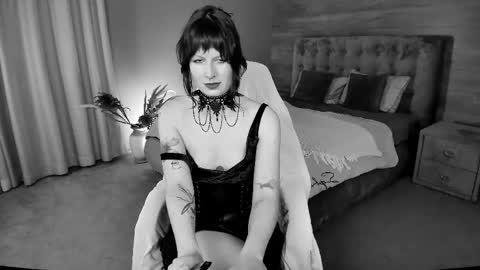 Snapshot of effie_mirell chatting on 05.09.26 Mistress Effie online show from 05.09.26