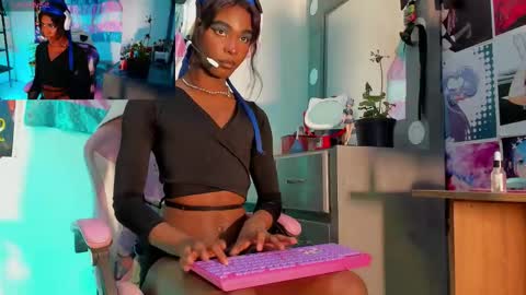 Snapshot of effy_marinn chatting on 09.19.25 effy_marinn online show from 09.19.25
