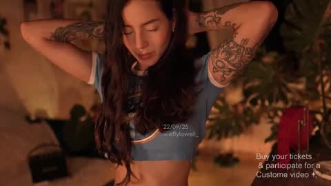 Snapshot of effylowell_ chatting on 09.23.25 Effy online show from 09.23.25