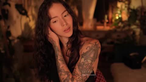 Snapshot of effylowell_ chatting on 12.16.25 Effy online show from 12.16.25