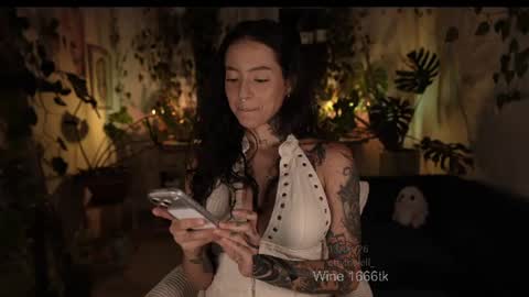 Snapshot of effylowell_ chatting on 06.14.26 Effy online show from 06.14.26