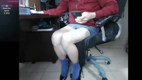 Snapshot of efi_crossou chatting on 10.31.25 efi_crossou online show from 10.31.25