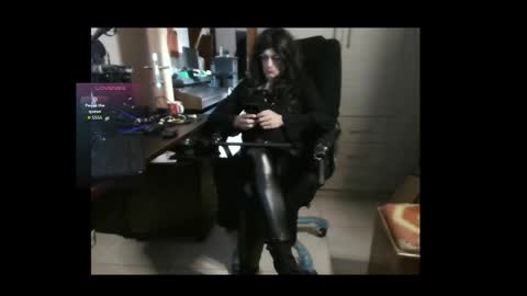 Snapshot of efi_crossou chatting on 11.22.25 efi_crossou online show from 11.22.25