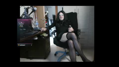 Snapshot of efi_crossou chatting on 12.14.25 efi_crossou online show from 12.14.25