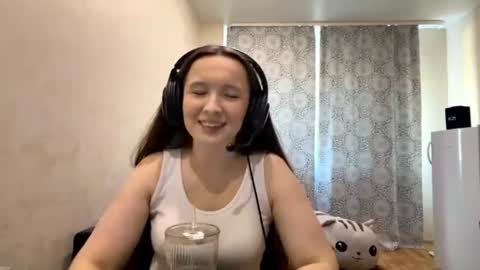 Snapshot of ehtellowndes chatting on 06.18.26 Ehtell online show from 06.18.26