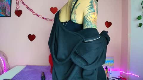 Snapshot of eimytatto_ chatting on 09.23.25 Carla online show from 09.23.25
