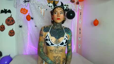 Snapshot of eimytatto_ chatting on 10.04.25 Carla online show from 10.04.25