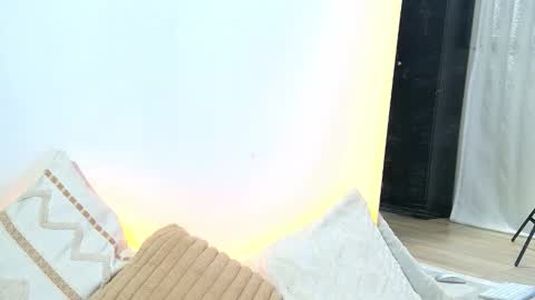 elaravennori online show from 01.17.26